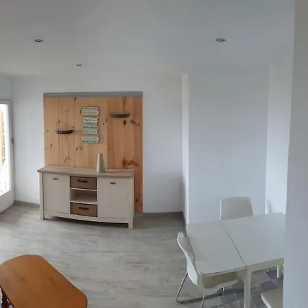 3 Minutes From The And Train Station On Foot