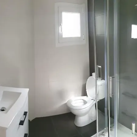 3 Minutes From The And Train Station On Foot *